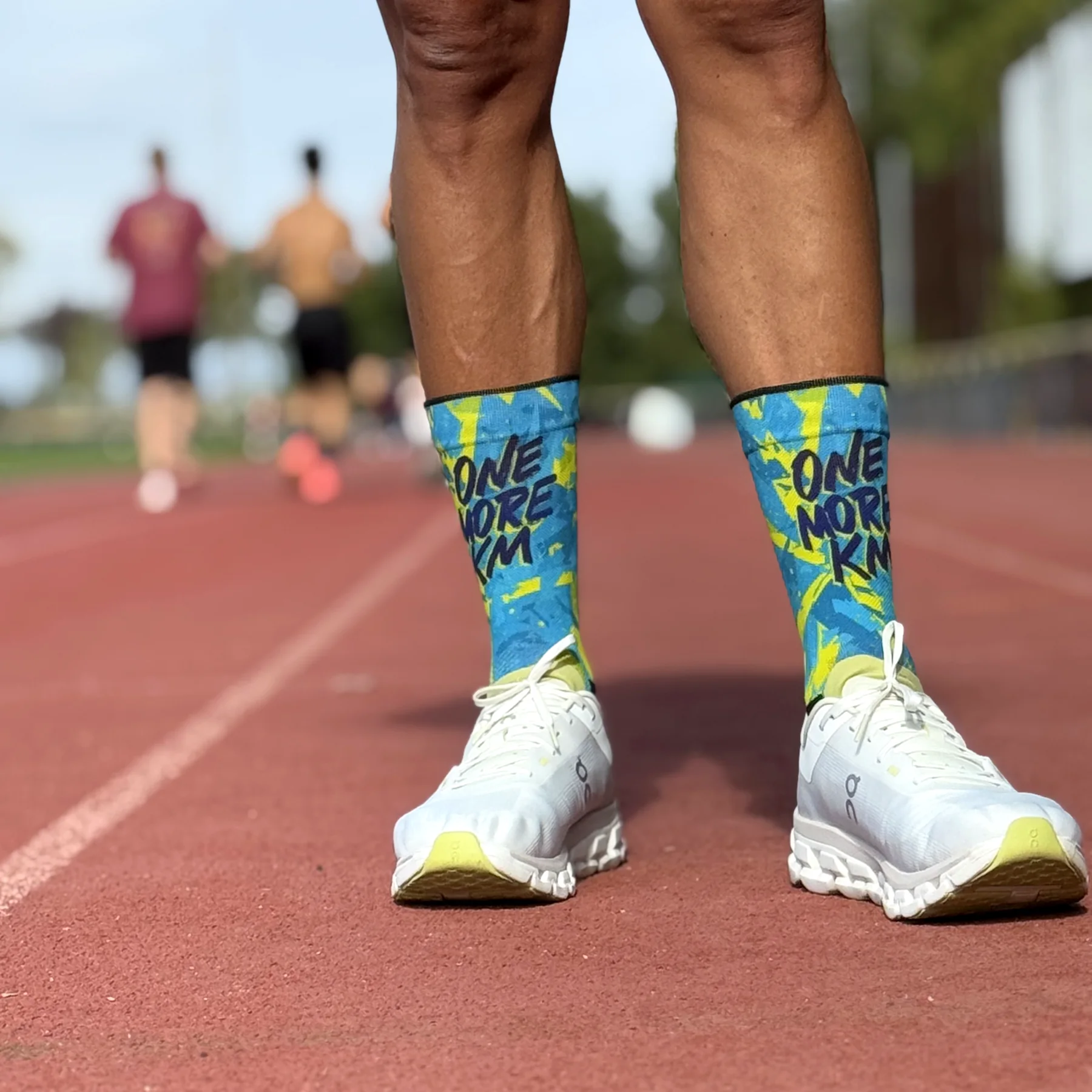 Corredor en pista de atletismo con calcetines de running trueWOD